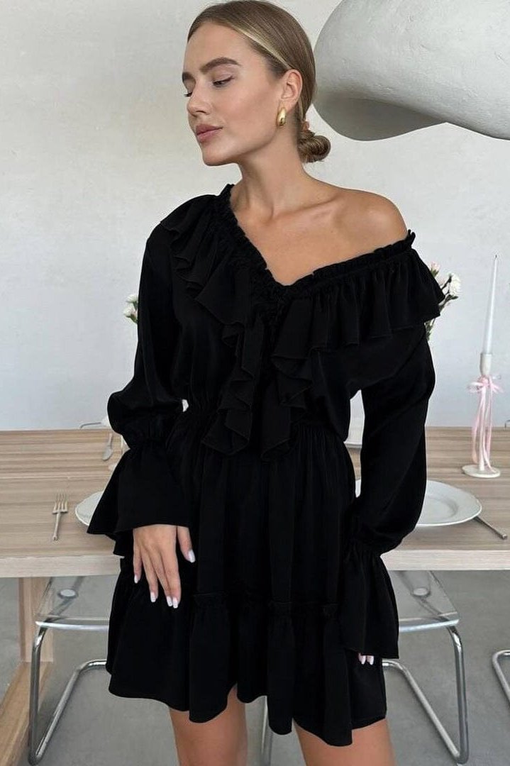 robe à volants noire élégante avec manches longues et encolure asymétrique parfaite pour une soirée chic