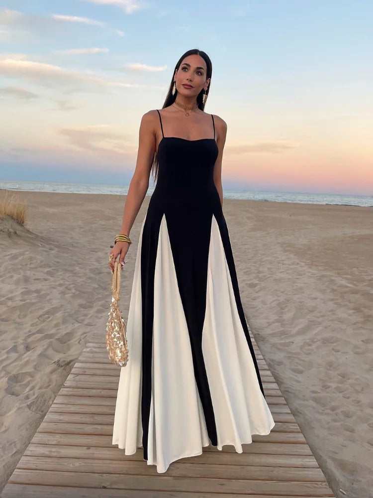 robe de bal noire édition limitée léonora élégante avec détails blancs portée sur la plage au coucher du soleil