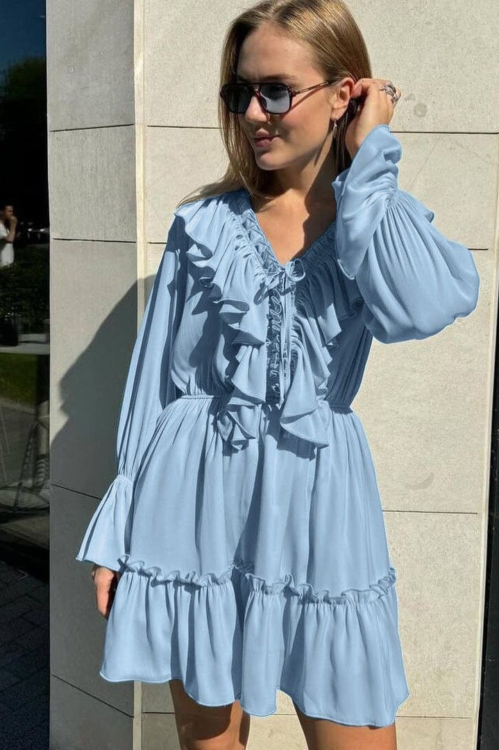 jeune femme portant une robe à volants orlane bleu clair en extérieur, robe élégante avec manches longues et lunettes de soleil