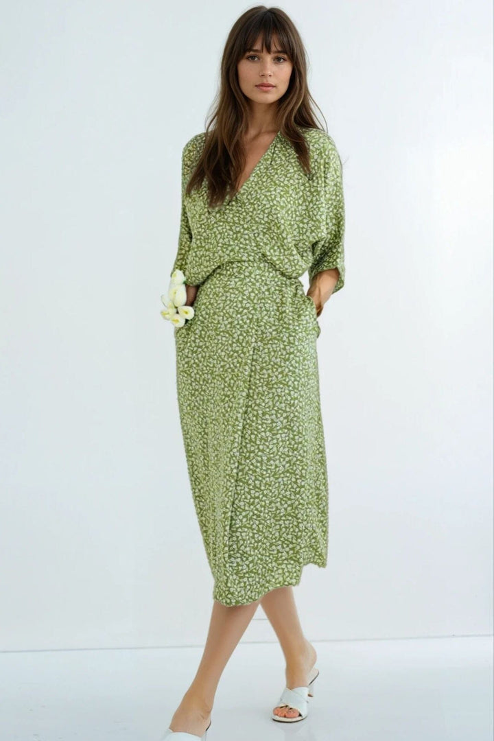 Robe longue fluide avec un motif fleuri élégant, parfait pour un look printanier chic et décontracté pour femme.