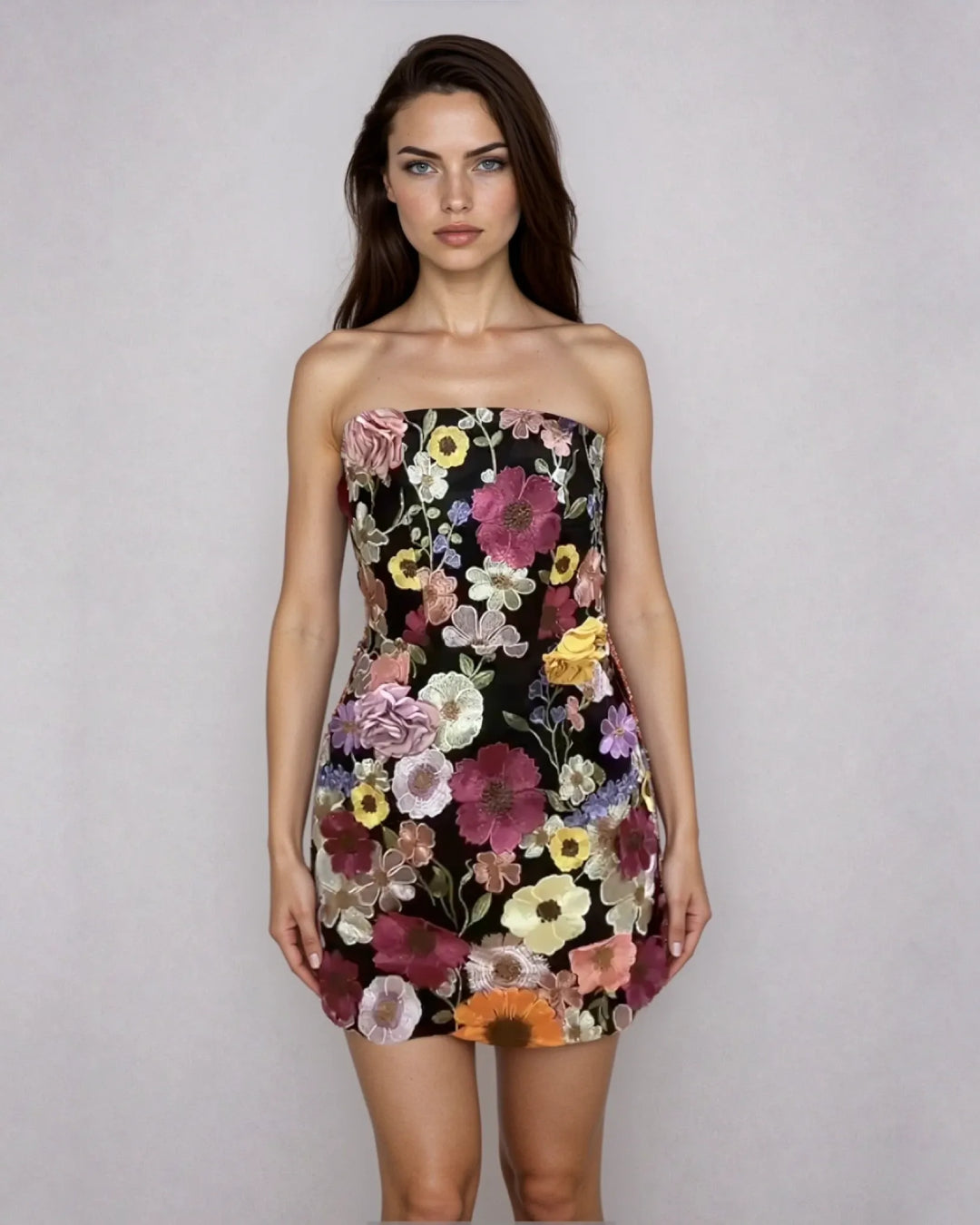 Robe bustier fleurie Nastia avec motif floral coloré et design élégant, idéale pour les nouveautés printemps-été.