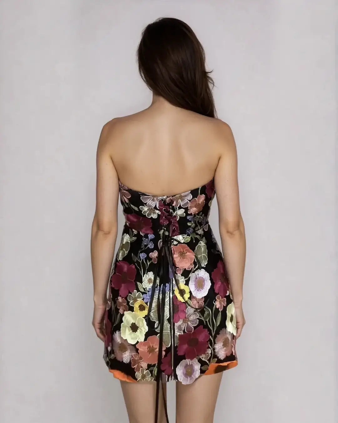 Robe bustier fleurie Nastia avec motif floral coloré et design élégant, idéale pour les nouveautés printemps-été.