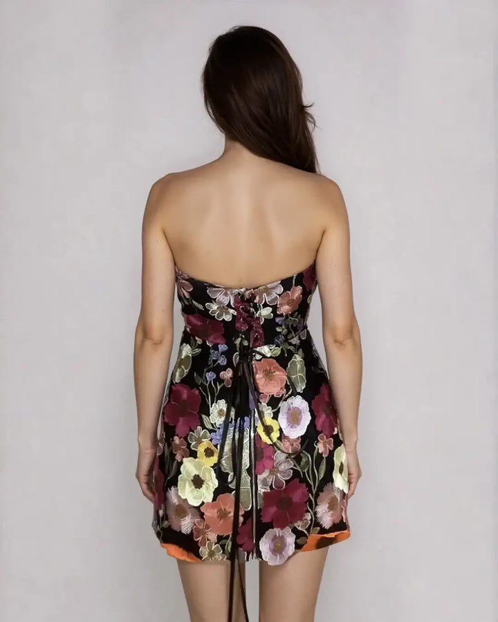 Robe bustier fleurie Nastia avec motif floral coloré et design élégant, idéale pour les nouveautés printemps-été.