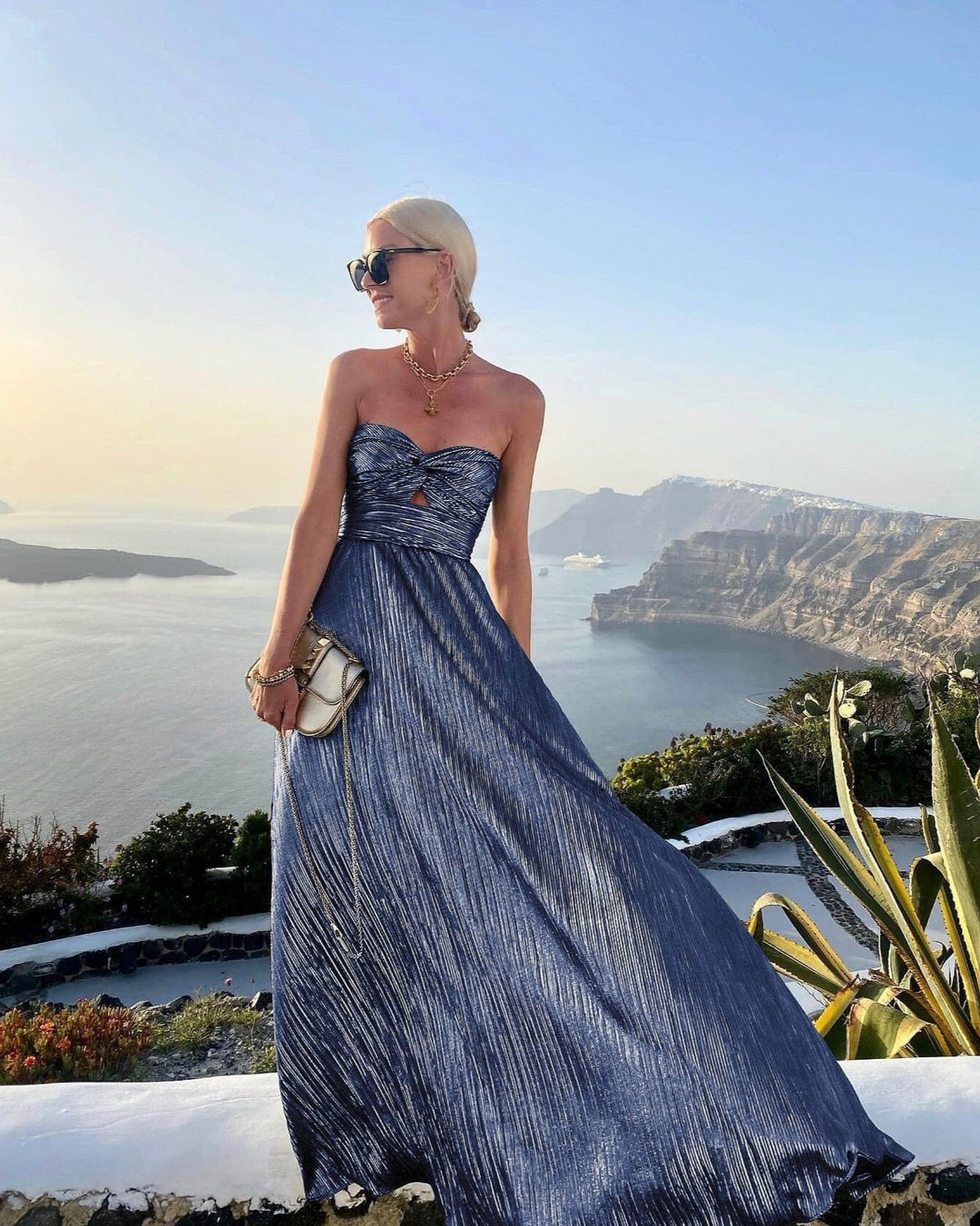 robe argentée katarina au bord de la mer avec vue panoramique, tenue élégante pour soirées ou événements spéciaux