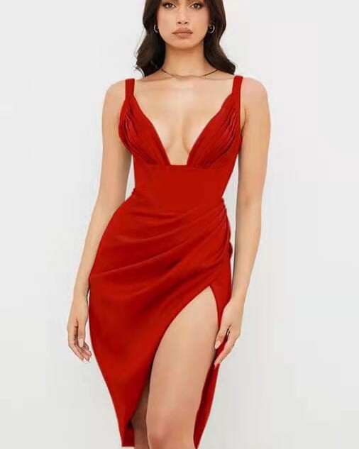 Robe satinée Bella rouge avec décolleté plongeant et fente, élégante pour soirée ou événement spécial femme.