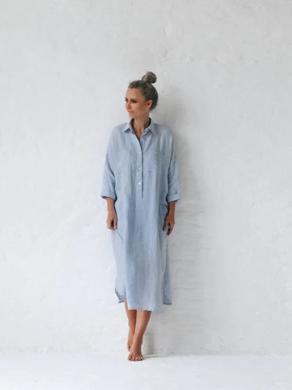 longue robe chemise bleu clair pour femme au design élégant et confortable par jennifer, parfaite pour toutes les occasions