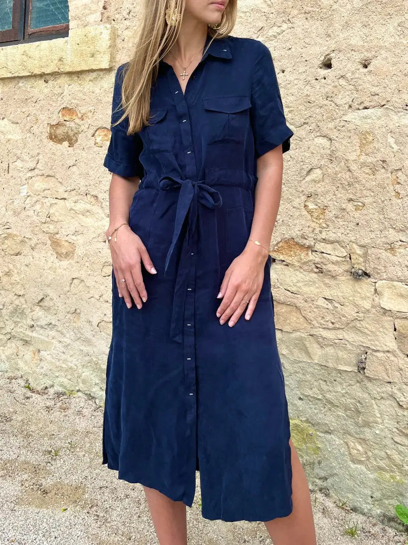 robe chemise bleu marine élégante mi-longue pour femme, modèle constance, manches courtes avec ceinture pour un look chic