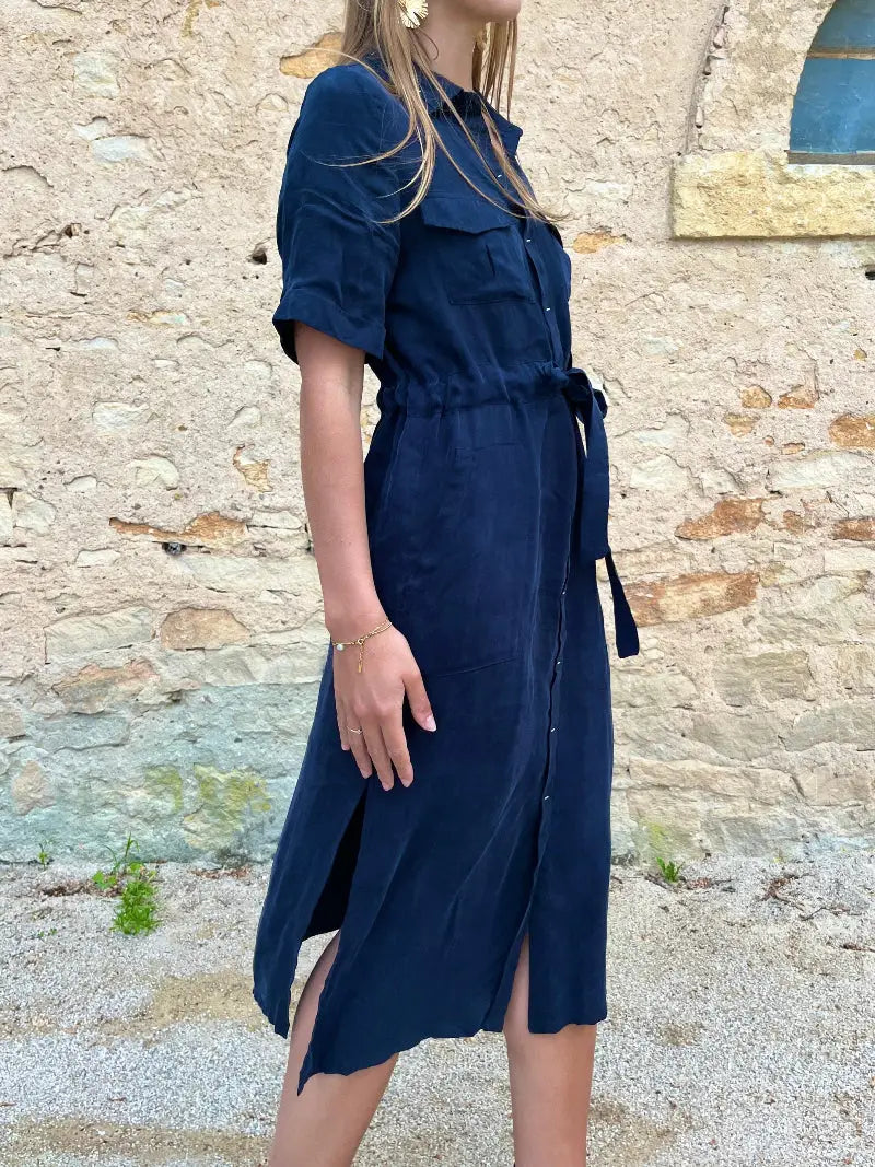 robe chemise bleu marine élégante mi-longue pour femme, modèle constance, manches courtes avec ceinture pour un look chic