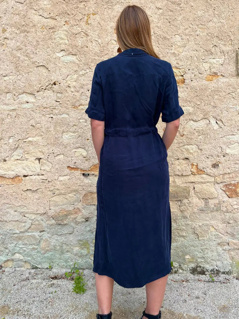 robe chemise bleu marine élégante mi-longue pour femme, modèle constance, manches courtes avec ceinture pour un look chic