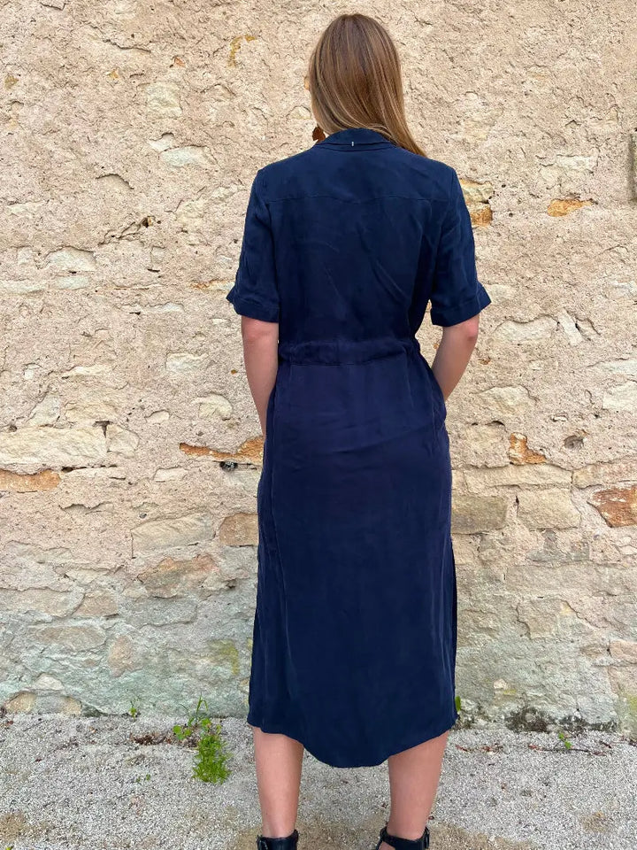 robe chemise bleu marine élégante mi-longue pour femme, modèle constance, manches courtes avec ceinture pour un look chic