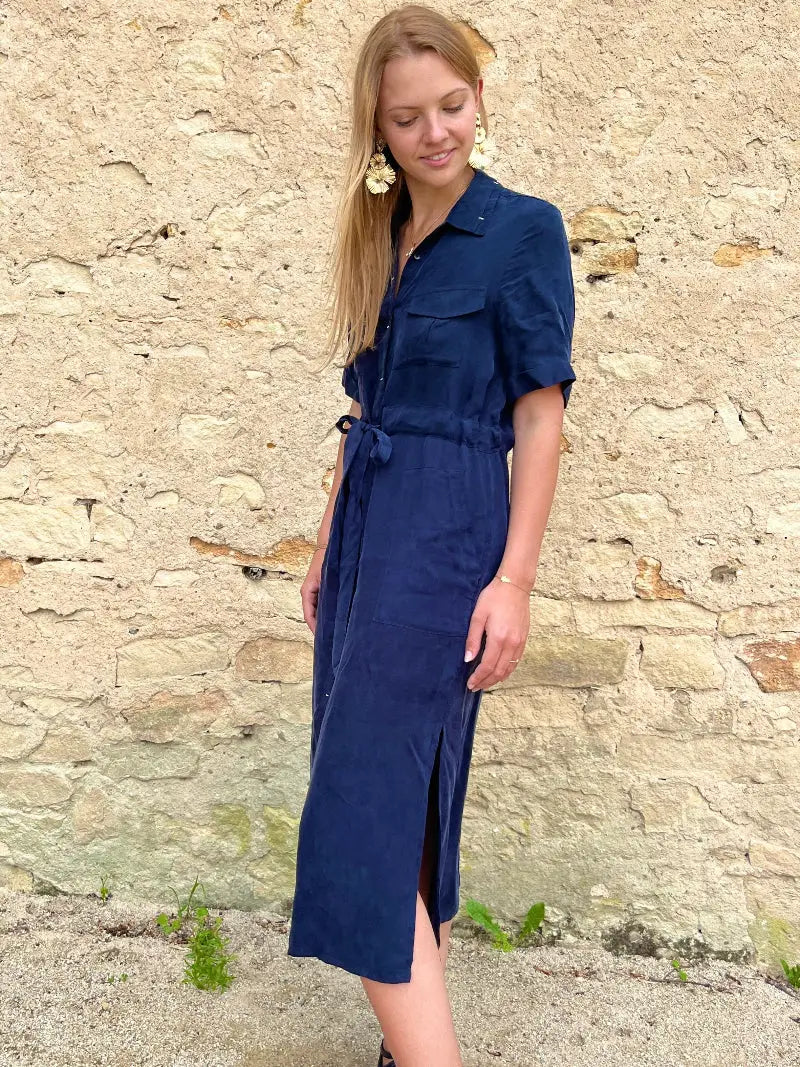 robe chemise bleu marine élégante mi-longue pour femme, modèle constance, manches courtes avec ceinture pour un look chic