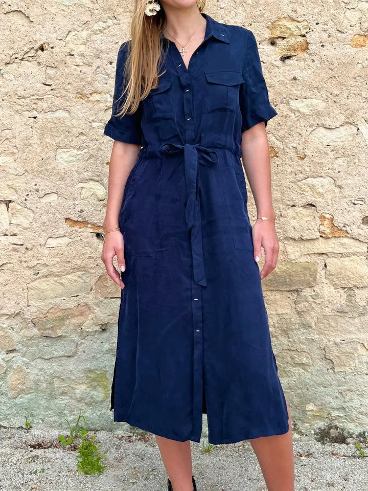 robe chemise bleu marine élégante mi-longue pour femme, modèle constance, manches courtes avec ceinture pour un look chic