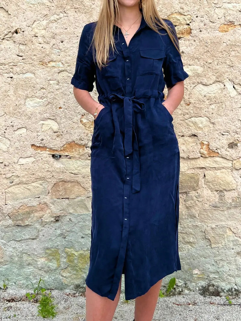 robe chemise bleu marine élégante mi-longue pour femme, modèle constance, manches courtes avec ceinture pour un look chic