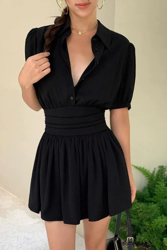 jeune femme portant une robe chemise courte noire avec ceinture, collection brittany, mode élégante et estivale