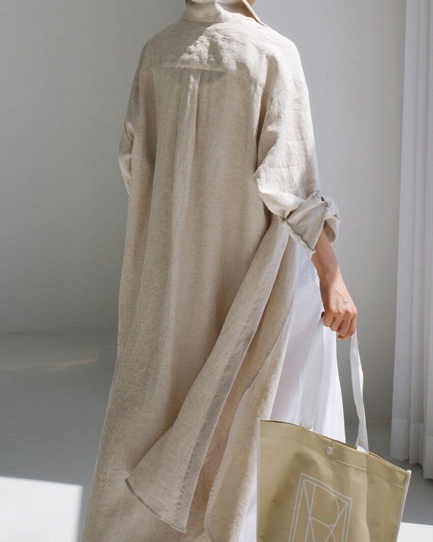 robe chemise en lin esther beige portée avec un chapeau en paille et un sac en toile beige à la main, vue arrière