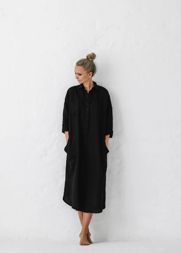 longue robe chemise noire en coton avec manches longues et col boutonné, modèle jennifer, parfaite pour une tenue élégante