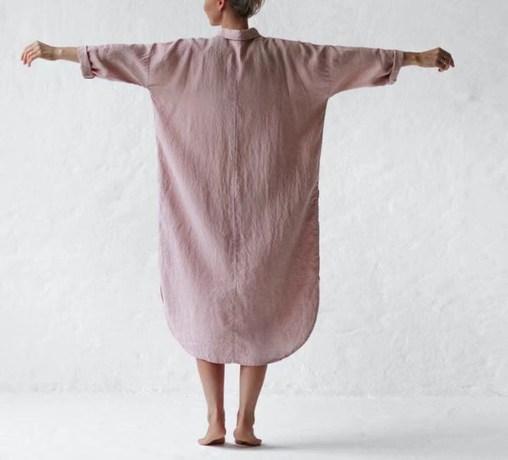 vue arrière d'une femme en longue robe chemise jennifer couleur rose clair en tissu fluide et ample