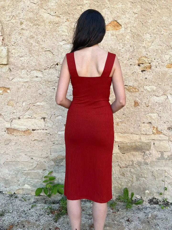 Robe longue moulante rouge Alba avec fente élégante, idéale pour une soirée chic ou un événement spécial.