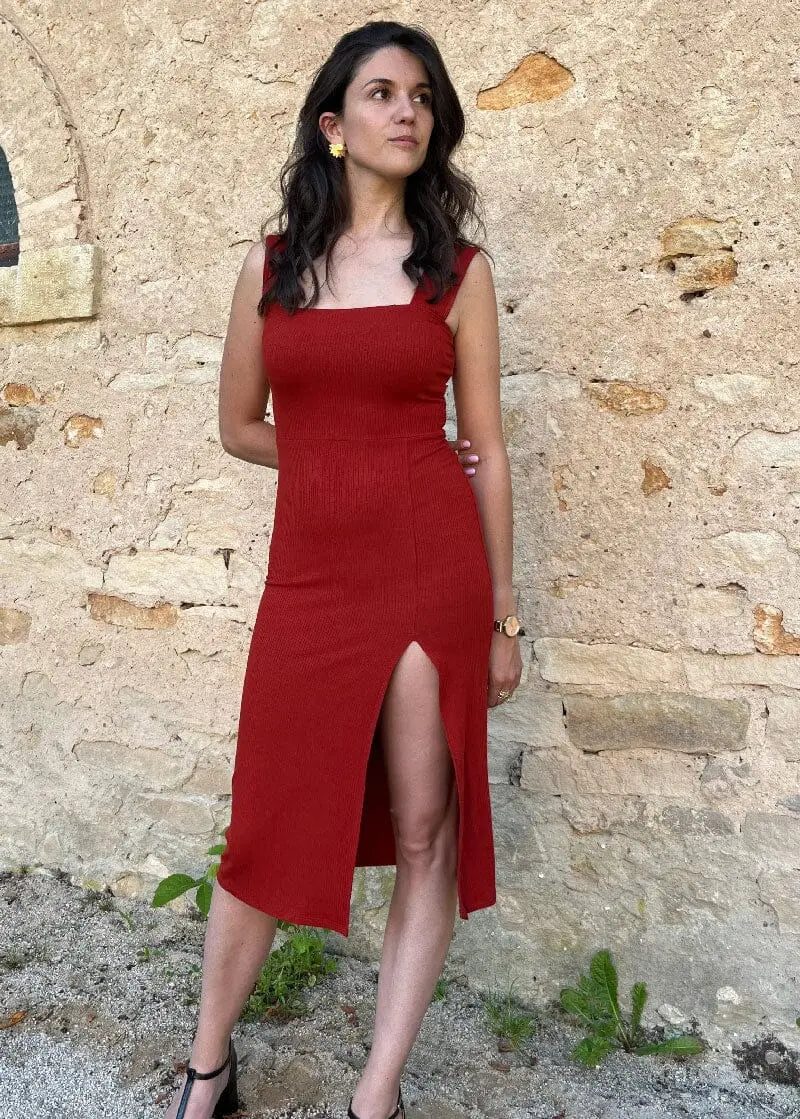 Robe longue moulante rouge Alba avec fente élégante, idéale pour une soirée chic ou un événement spécial.
