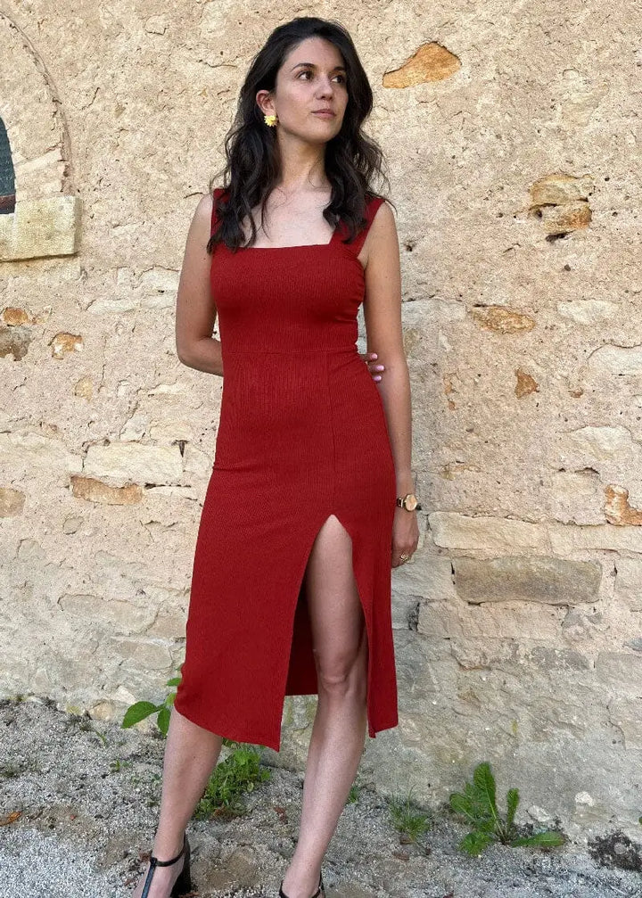 Robe longue moulante rouge Alba avec fente élégante, idéale pour une soirée chic ou un événement spécial.