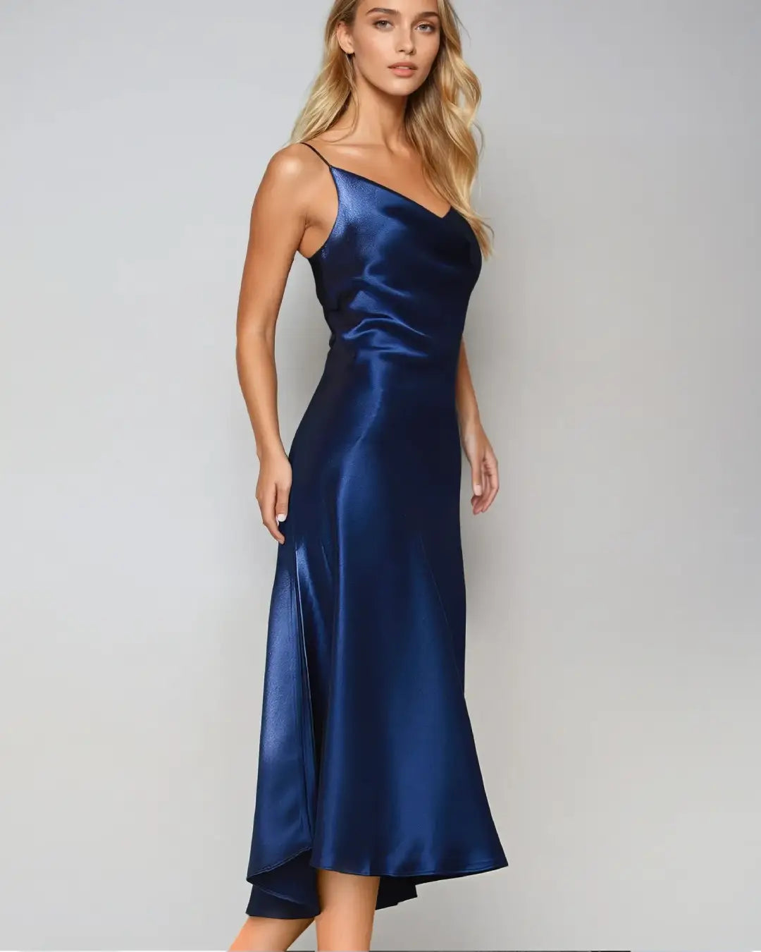 Robe cocktail en satin bleu Victorine élégante avec fines bretelles, idéale pour soirées et événements spéciaux.