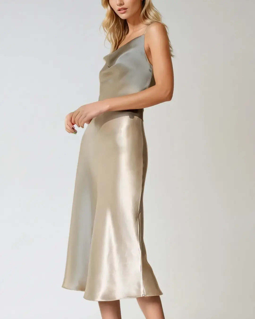 Robe cocktail en satin Victorine élégante avec bretelle fine et finition lisse, parfaite pour soirées et événements spéciaux.