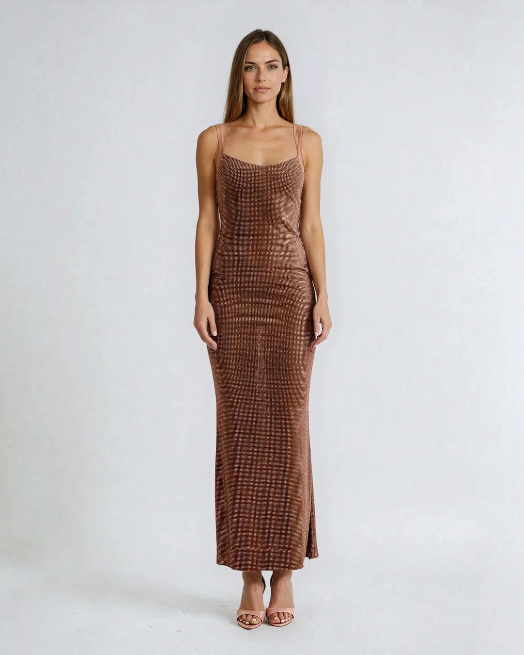 Robe cocktail strass nessa élégante pour soirées, capture devant plage au coucher du soleil, nouveauté mode tendance.