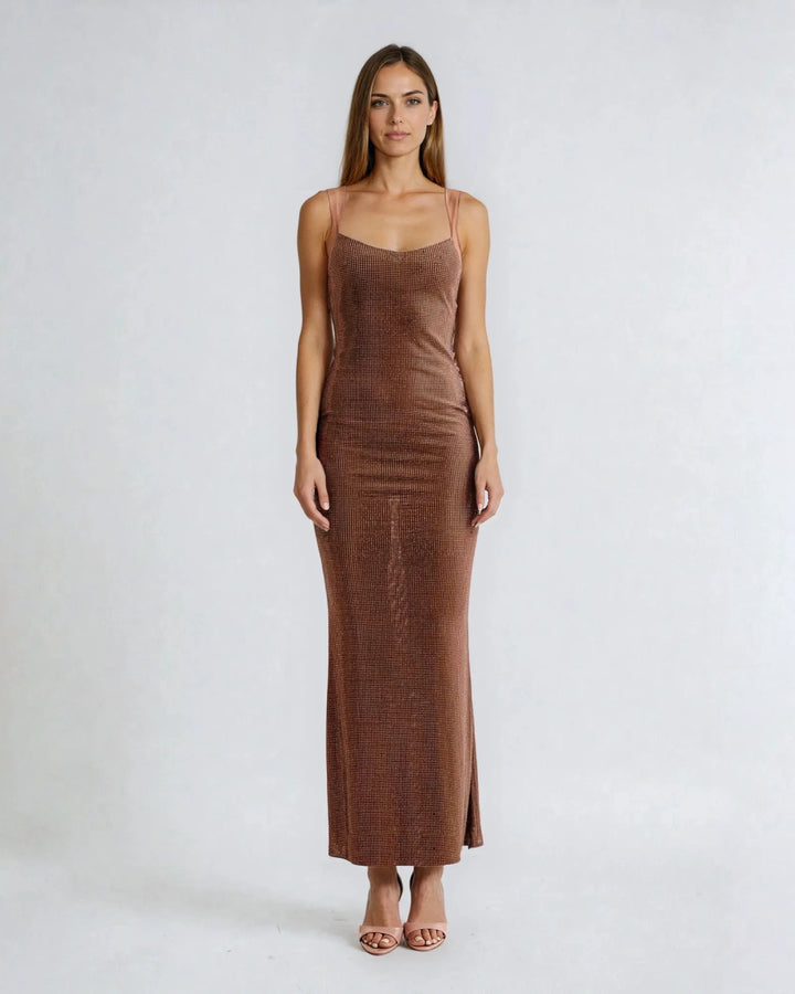 Robe cocktail strass nessa élégante pour soirées, capture devant plage au coucher du soleil, nouveauté mode tendance.