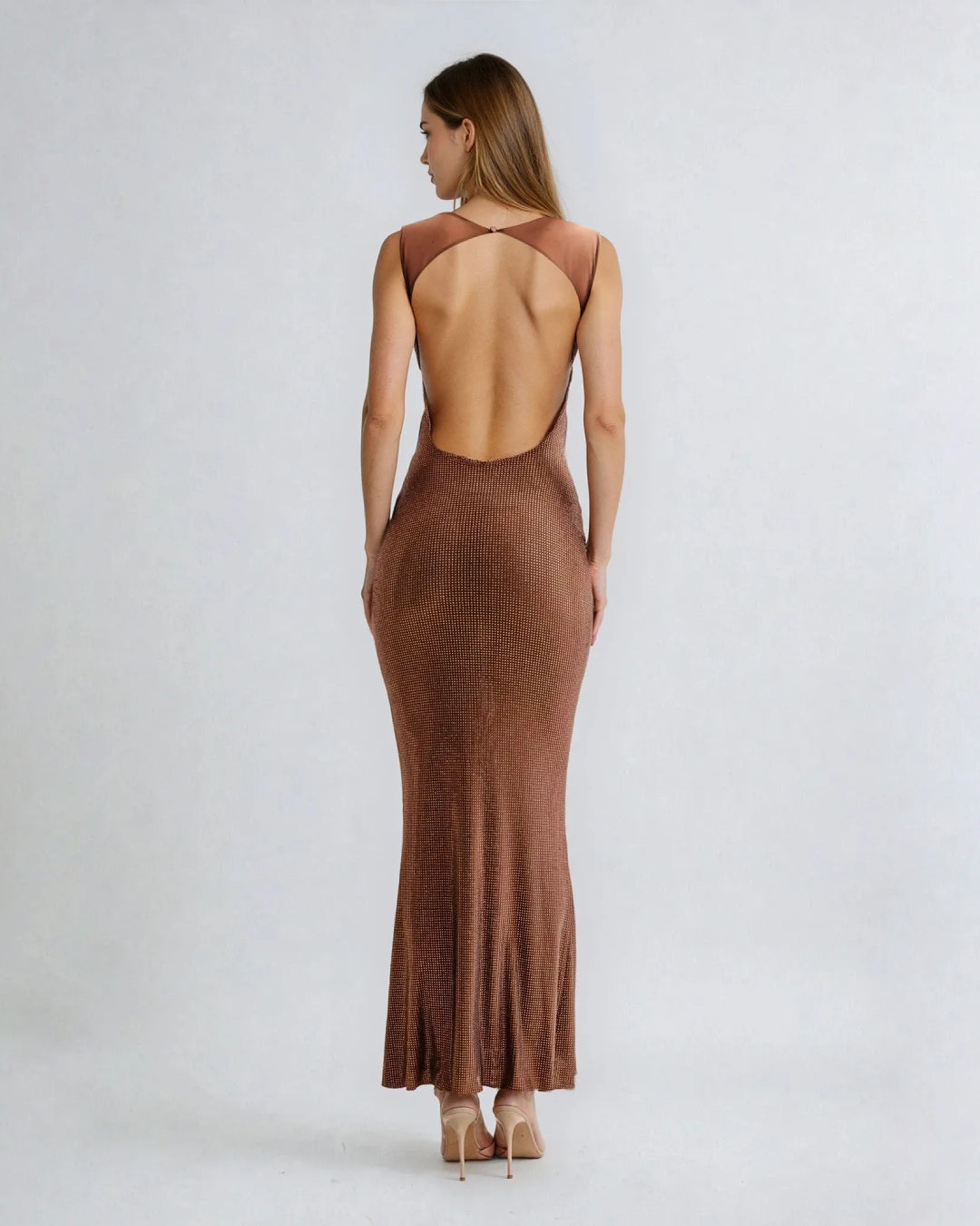 Robe cocktail élégante avec strass scintillants portée dans un cadre urbain, nouveauté tendance pour soirées glamour.