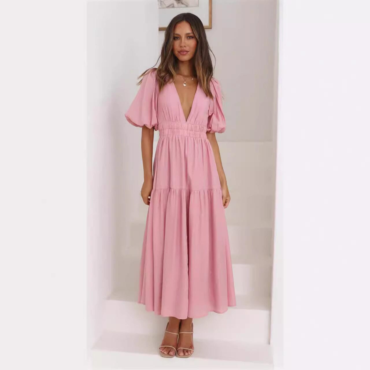 robe décolleté plongeant rose annie longue fluide, manches courtes avec effet bouffant, idéale pour l'été et soirées élégantes