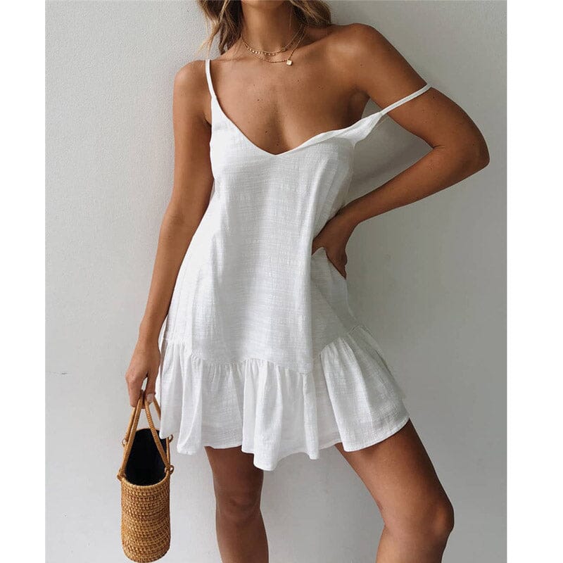 robe blanche ample et courte pour femme parfaite pour l'été, portée avec un sac en osier, style décontracté et élégant