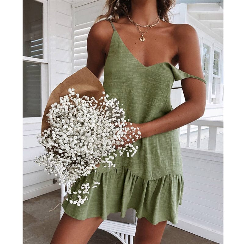 femme portant une robe ample blanche clémentine et tenant un bouquet de gypsophile devant une véranda blanche