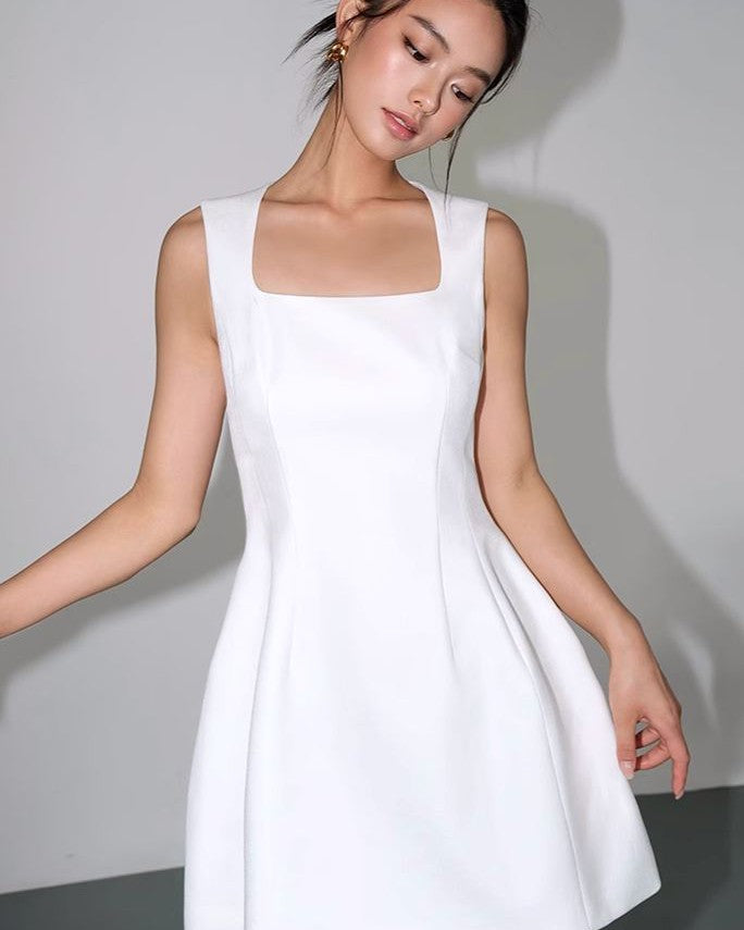 Robe de soirée courte blanche Lana élégante et moderne, parfaite pour une occasion spéciale, décolleté carré tendance.