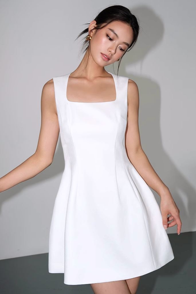 Robe de soirée courte blanche Lana élégante et moderne, parfaite pour une occasion spéciale, décolleté carré tendance.