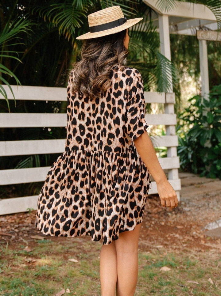 robe léopard monica élégante avec un chapeau de paille, parfaite pour un look estival et décontracté en extérieur