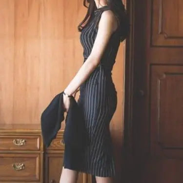 robe fourreau mi longue noire élégante avec des rayures pour une soirée ou un événement spécial