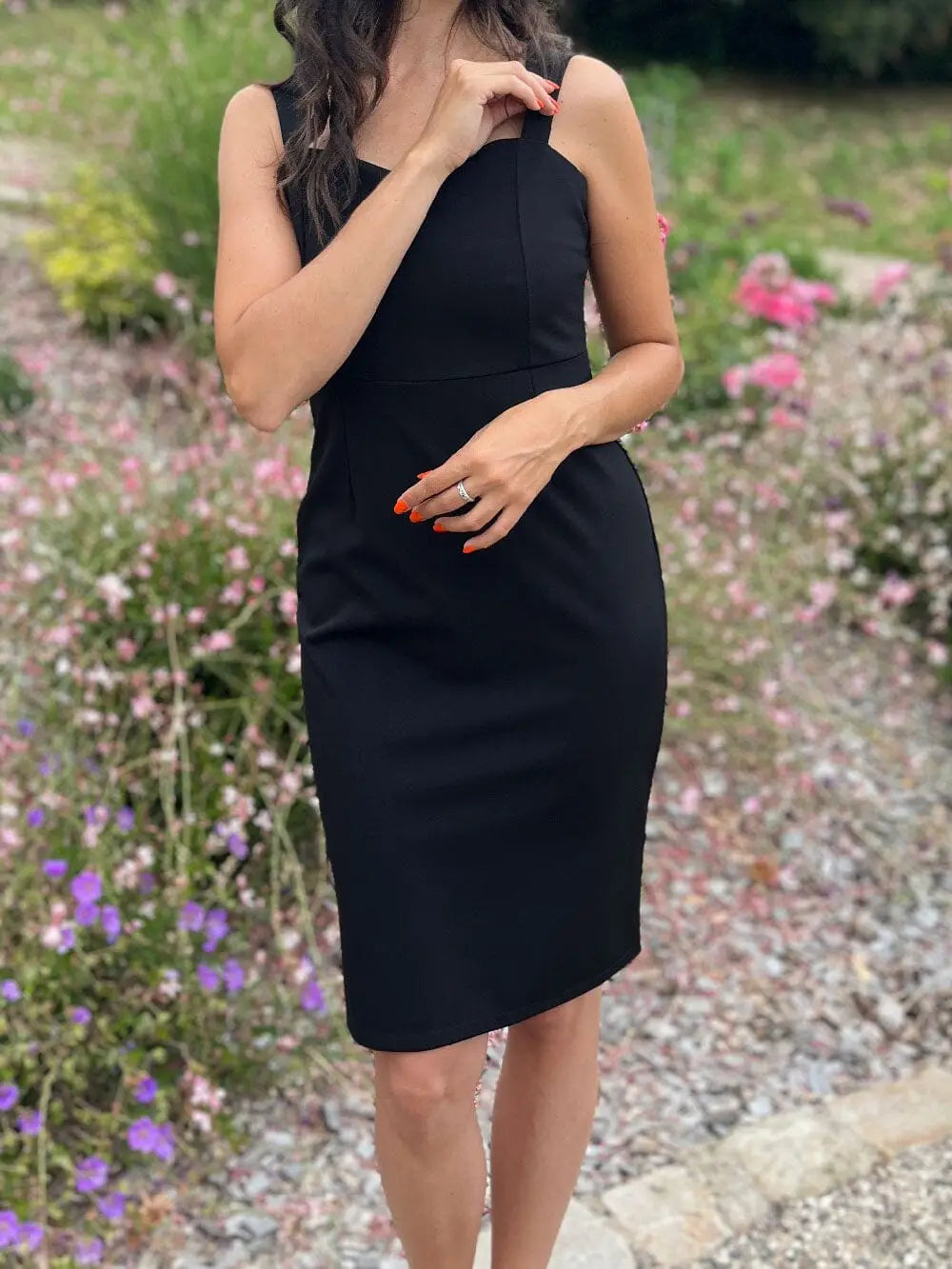 robe crayon noire mi-longue élégante pour soirée 