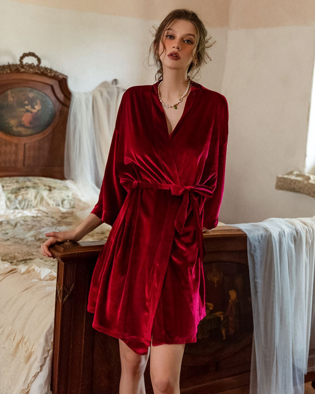 Ensemble nuisette et kimono Larissa en velours rouge, parfait pour un look élégant et confortable à la maison.