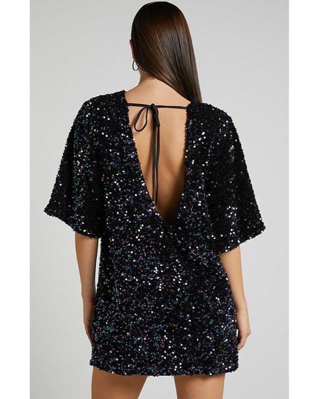 Robe courte en sequins noirs avec dos ouvert, modèle élégant pour soirées spéciales, style moderne et tendance.