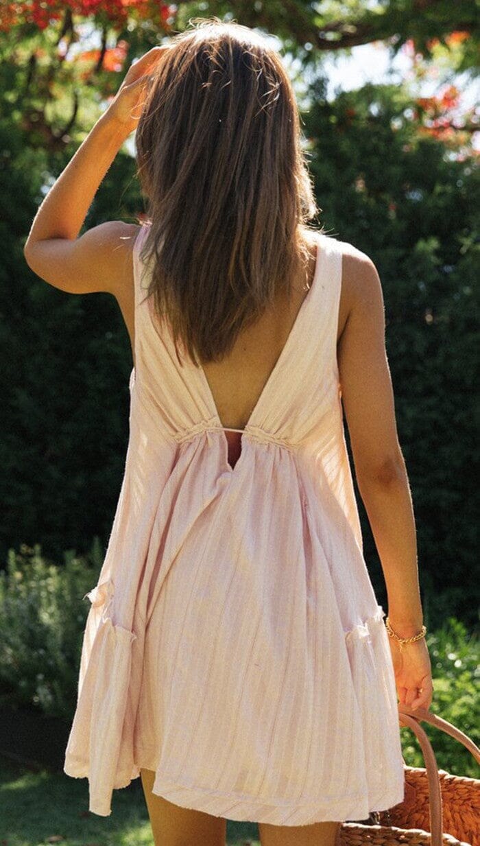 robe courte trapèze solange en coton léger rose pâle avec dos décolleté, parfaite pour les journées ensoleillées d'été dans le jardin