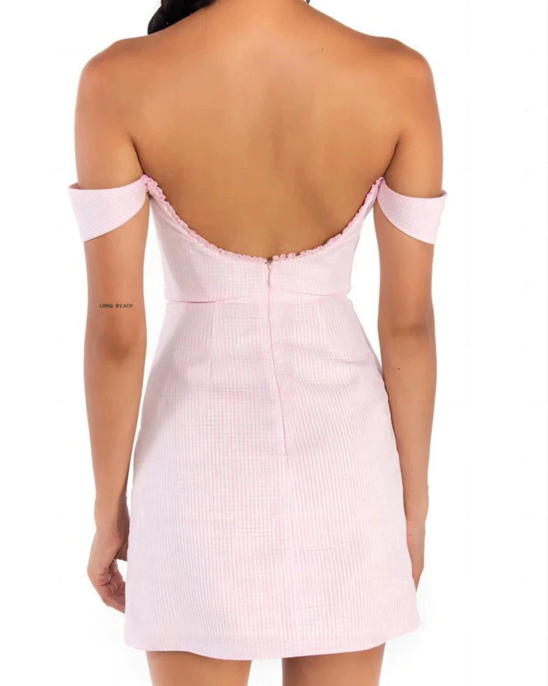 robe vichy rose anastasie vue de dos avec épaules dénudées et décolleté plongeant. parfaite pour l'été.