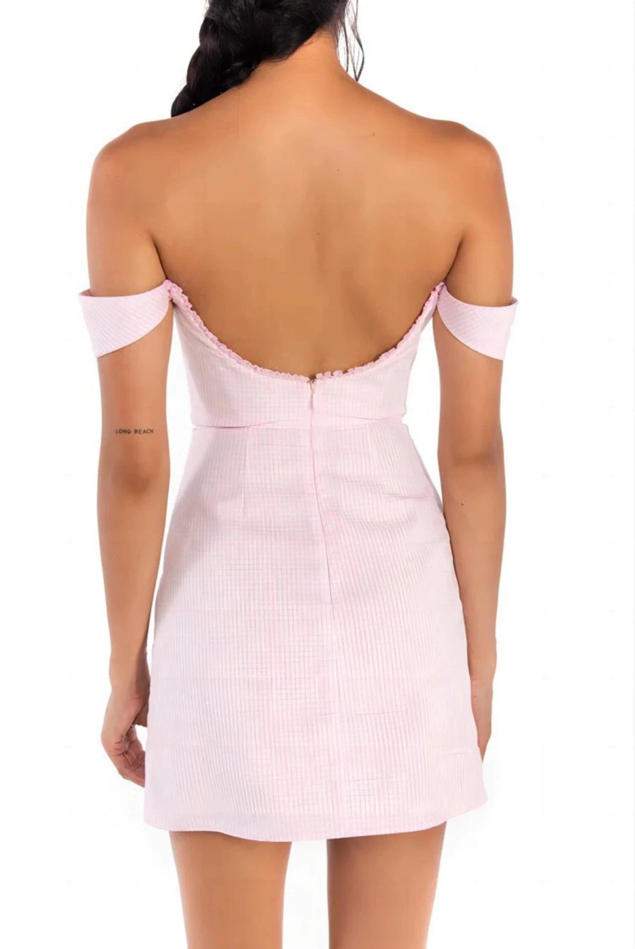 robe vichy rose anastasie vue de dos avec épaules dénudées et décolleté plongeant. parfaite pour l'été.