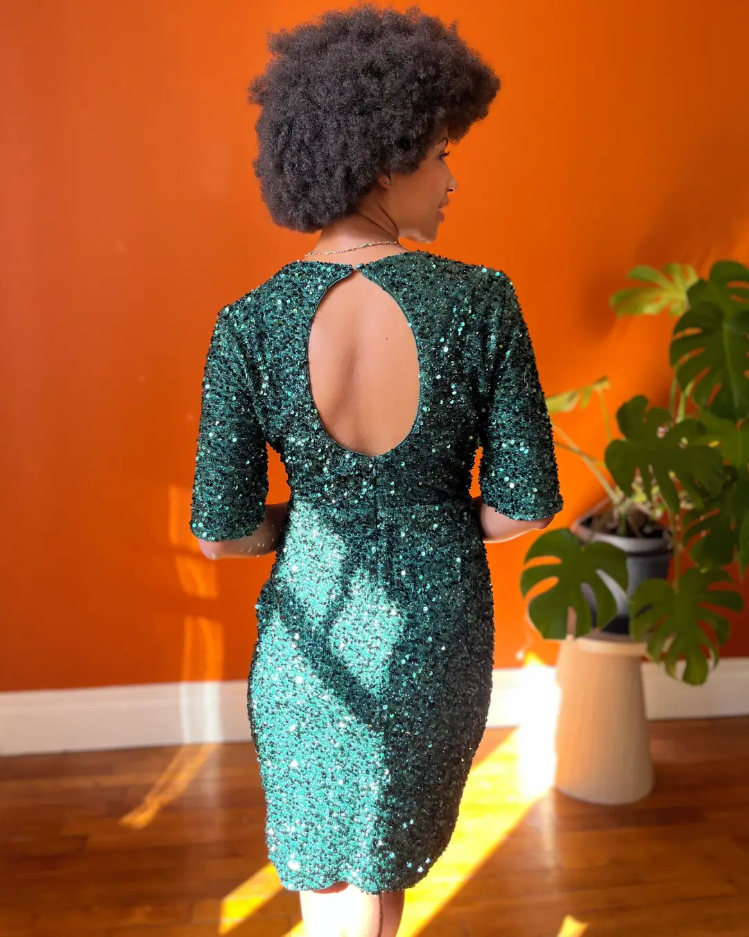 Robe de cocktail courte Cléophée en paillettes vertes avec dos ouvert, idéale pour soirées élégantes et tendance.
