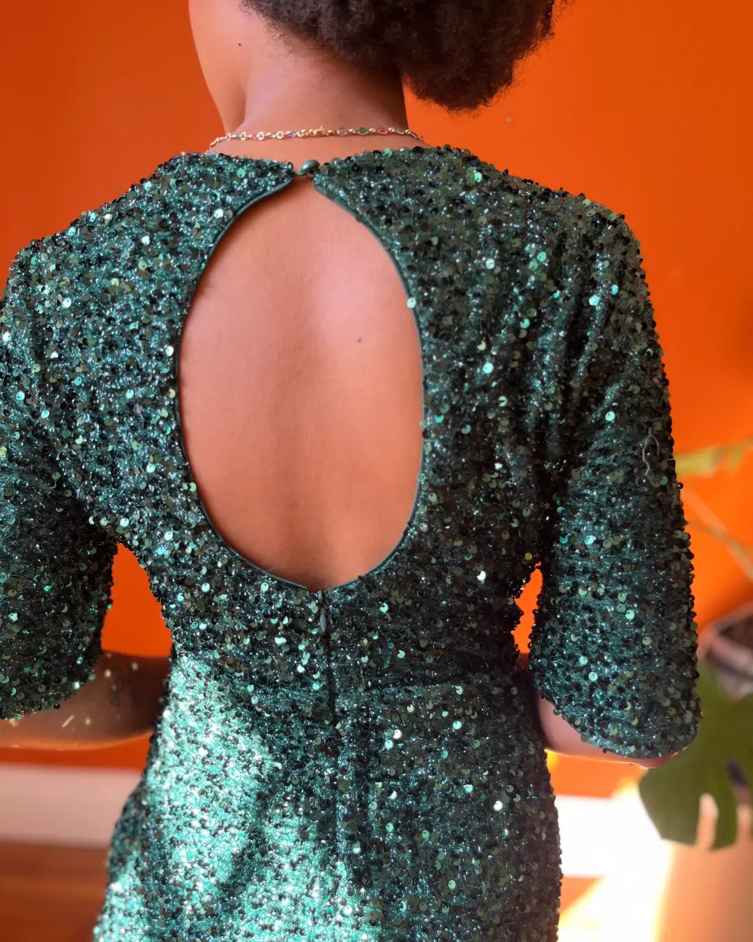 Robe de cocktail courte Cléophée avec dos ouvert étincelant de paillettes vertes, parfaite pour soirées élégantes.