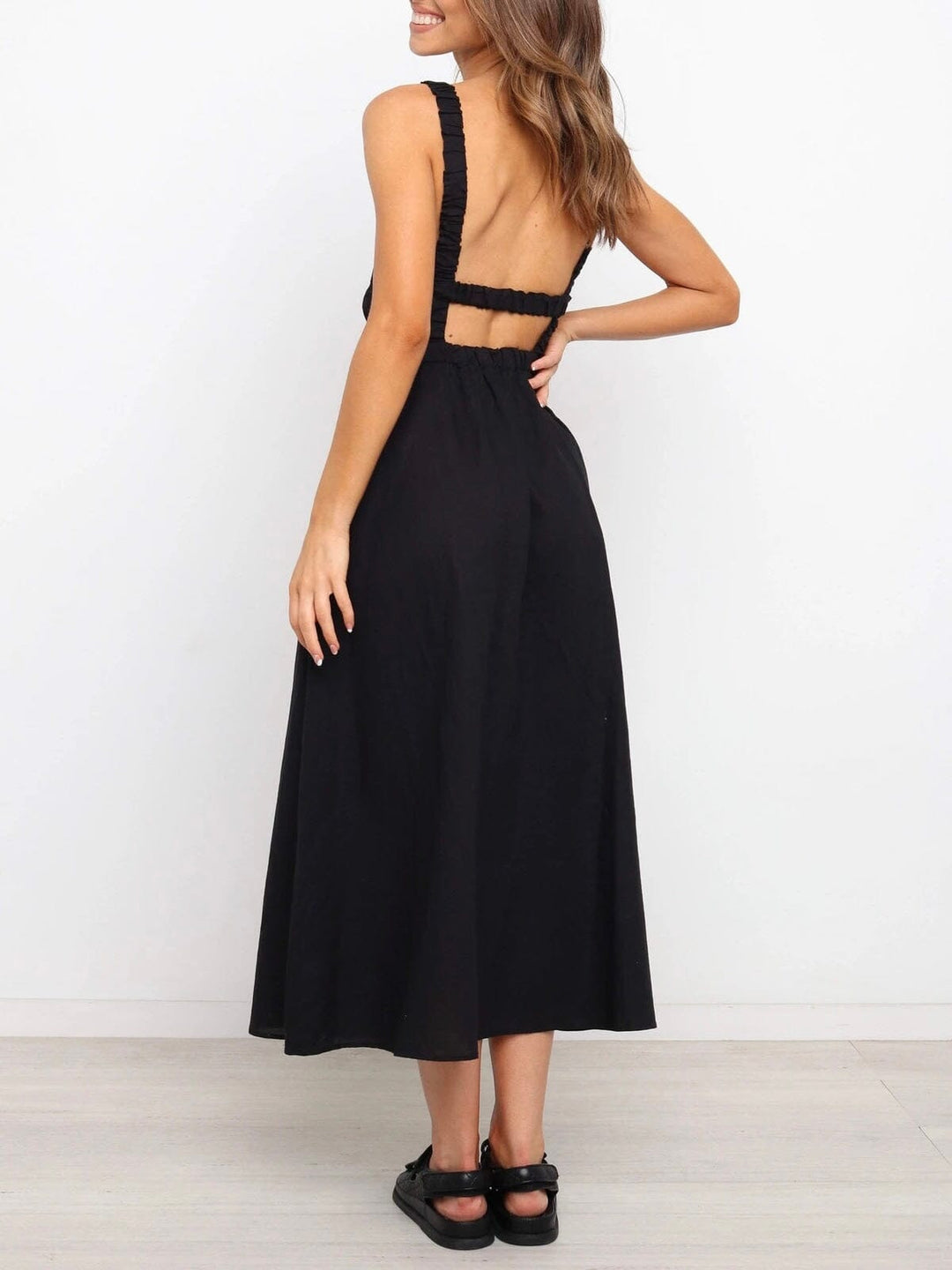 robe dos nu noire longue boheme pour femme vue de dos, mode estivale pour un look élégant et décontracté, modèle elena