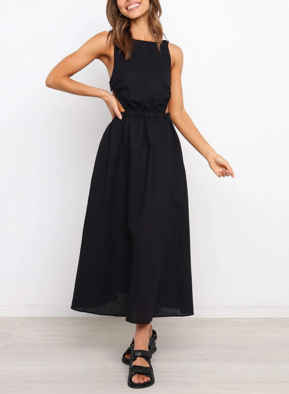 robe dos nu longue évasée noire, idéale pour un style bohème chic lors des soirées d'été ou des occasions spéciales