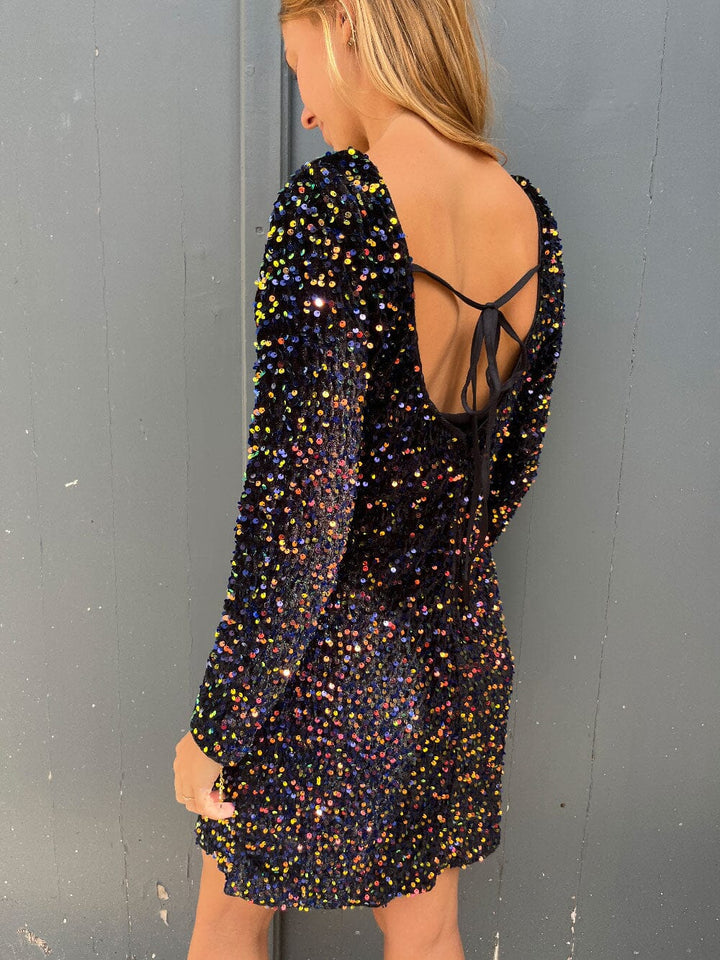 Robe décolleté dos élégant Anissa, style chic en soirée, paillettes noires brillantes, allure moderne et séduisante.