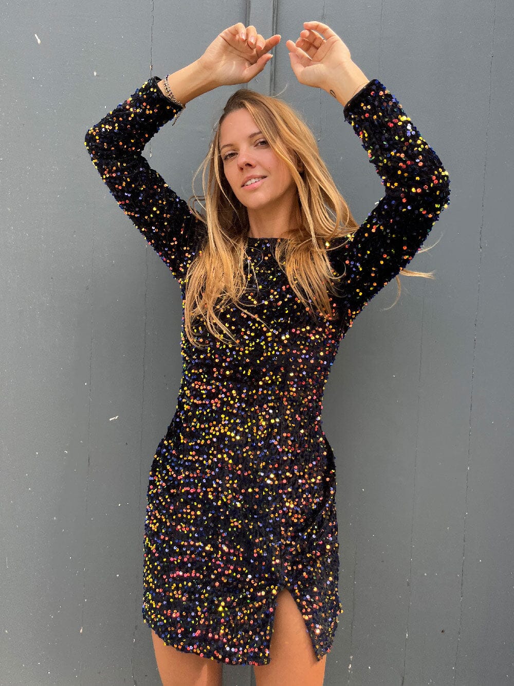 Robe décolleté dos élégant Anissa, style chic en soirée, paillettes noires brillantes, allure moderne et séduisante.