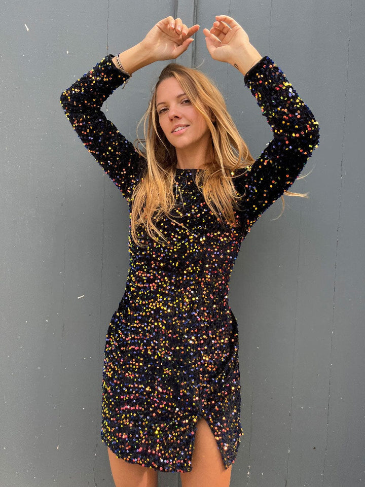 Robe décolleté dos élégant Anissa, style chic en soirée, paillettes noires brillantes, allure moderne et séduisante.