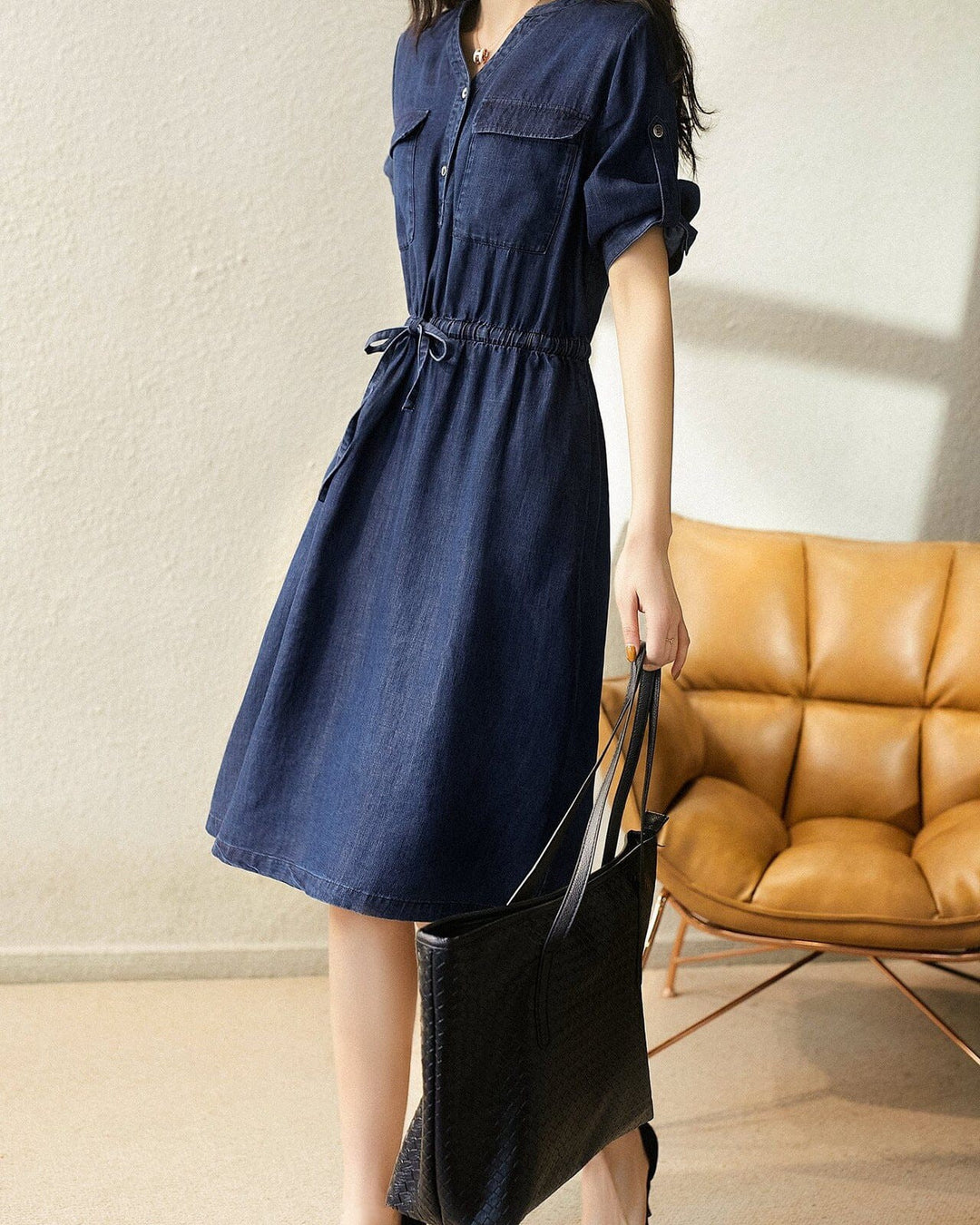 Robe mi-longue fluide habillée bleue avec manches courtes, taille ajustée par une ceinture, parfaite pour un look élégant.